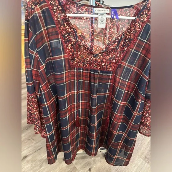 Catherine’s Women’s plus-size Navy Blue & Red Floral Bell-sleeve Blouse❤️❤️4X - Picture 4 of 7